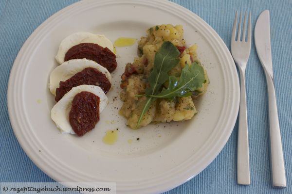 Mediterraner Kartoffelsalat mit Rucola und getrockneten Tomaten