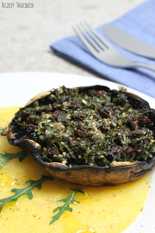 Gefüllte Portobello Pilze mit Polenta oder Riesenchampignons aus dem Ofen - Pilz Rezept vegetarisch vegan