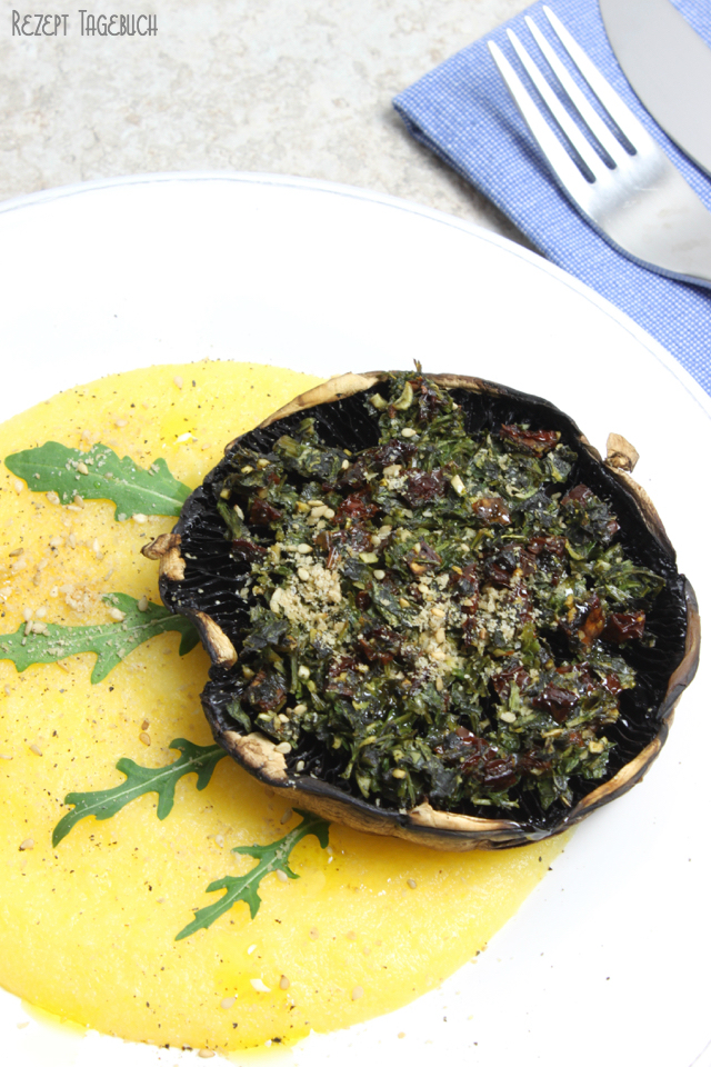 Portobello Pilz Rezept mit Kräuter Knoblauch Füllung auf Polenta - vegetarisches veganes Pilzrezept