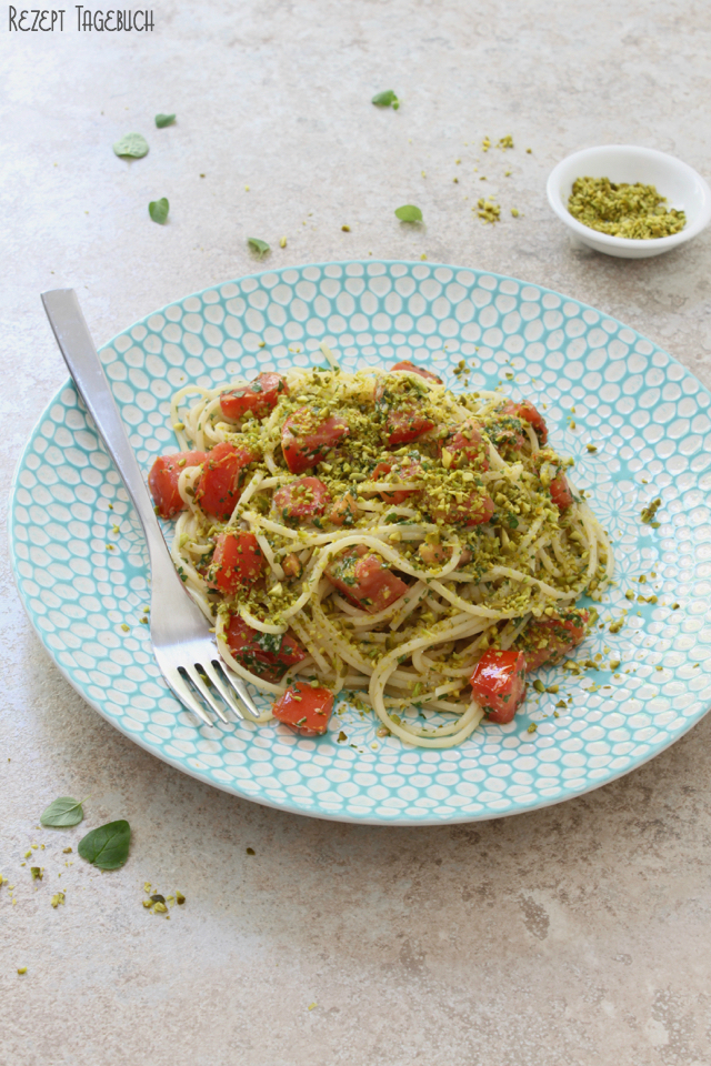 Pasta mit Pistazien und einer rohen Tomatensauce frisch Sommer Rezept vegetarisch